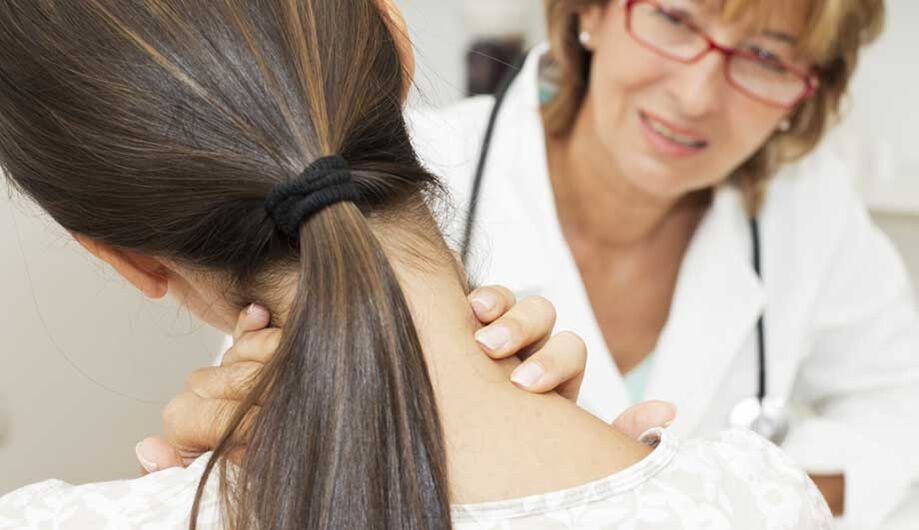 Un médico examina un paciente con osteocondrose